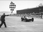 Хосе Фройлан Гонсалес пересекает линию финиша в Сильверстоуне, 1951 год
