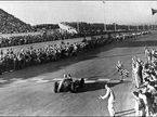 Альберто Аскари пересекает финишную черту на Гран При Аргентины 1953 года