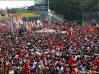 Толпа болельщиков, заполонившая старт-финишную прямую, после окончания Гран При Италии
