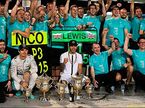 Команда Mercedes празднует победу в Гран При Бахрейна 2015
