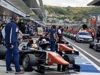 Гонщики GP3 на пит-лейн Сочи Автодрома перед началом квалификации