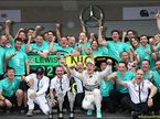 В Mercedes празднуют победный дубль