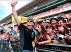 Нико Хюлкенберг фотографируется с болельщиками перед началом уик-энда