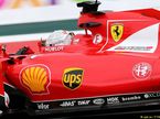 Логотип Magneti Marelli в окружении рекламы других спонсоров на Ferrari Себастьяна Феттеля