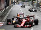 Через мнгновение Даниэлю Риккардо удатся буквально отпихнуть Ferrari Кими Райкконена и выйти вперёд на трассе в Монако...
