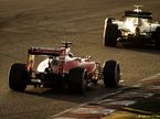 Ferrari Кими Райкконена и Mercedes Льюиса Хэмилтона во время тестов в Барселоне