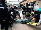 Механики Mercedes отрабатывают пит-стопы в Монреале
