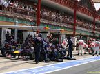 Механики Red Bull Racing обслужиают машину Себастьяна Феттеля, Гран При Европы 2010 года