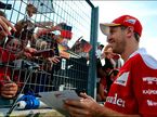 Себастьян Феттель раздаёт автографы на Хунгароринге