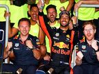 В Red Bull Racing празднуют победу