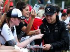 Валттери Боттас раздает автографы
