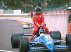 Стефан Йохансон (Ligier) подвозит Герхарда Бергера на Гран При Бельгии 1988 года