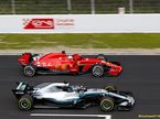 Машины Mercedes и Ferrari на тестах в Барселоне