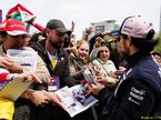 Серхио Перес раздает автографы