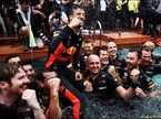 В Red Bull Racing празднуют победу