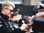 Нико Хюлкенберг раздает автографы