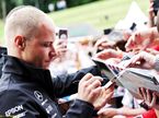 Валттери Боттас раздает автографы