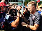 Кевин Магнуссен раздает автографы