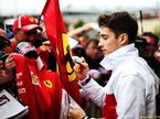 Шарль Леклер раздает автографы