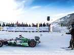 Даниэль Абт на гоночном электромобиле Audi буксирует лыжника на фестивале GP Ice Race