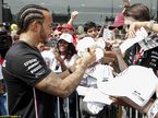 Льюис Хэмилтон раздает автографы