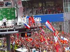 Болельщики в Монце приветствуют победителя и призёров Гран При Италии
