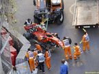 Эвакуация разбитой Ferrari Шарля Леклера после аварии в квалификации