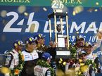 Гонщики заводской команды Toyota на подиуме в Ле-Мане