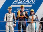 Никита Мазепин, Джек Дуэн и Джейми Чэдвик на подиуме в Сепанге