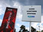 Табличка в фан-зоне Альберт-парка, информирующая о месте, где можно продезинфицировать руки
