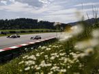 Машины Williams и Racing Point на трассе в Шпильберге