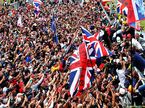Британские болельщики радуются победе Льюиса Хэмилтона в Сильверстоуне в 2019 году