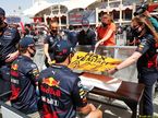 Гонщики Red Bull Racing Макс Ферстаппен и Серхио Перес раздают автографы