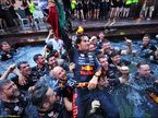 В Red Bull Racing праздную победу Серхио Переса