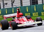 Маттиас Лауда за рулём исторической Ferrari F312B на трассе в Шпильберге, фото XPB