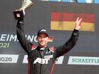 Майк Роккенфеллер на подуме в Хоккенхайме после гонки DTM в 2021 году, фото XPB