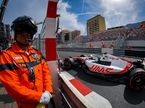 Маршал на боевом посту на Гран При Монако 2022 года, фото Автоклуба Монако