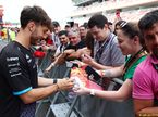 Пьер Гасли раздаёт автографы