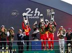 Победители гонки получили награды из рук Тома Кристенсена, девять раз побеждавшего в Ле-Мане