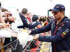 Серхио Перес раздаёт автографы