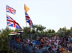 Болельщики с британскими флагами