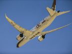 Самолёт авиакомпании Gulf Air в небе над автодромом в Сахире, фото XPB