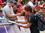Кими Антонелли раздаёт автографы