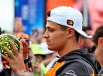 Ландо Норрис раздает автографы