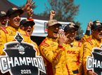 Алекс Палоу (в центре) празднует вместе с командой победу в чемпионате, фото Chip Ganassi Racing