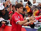 Шарль Леклер раздаёт автографы