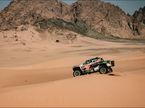 Toyota Hilux GR Язеда Аль-Раджи и Тимо Готтшалька, фото пресс-службы Дакара