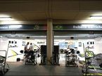 Бахрейн. Вечер пятницы. Боксы Brawn GP