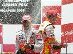 Льюис Хэмилтон и Фернандо Алонсо на подиуме Гран При Сингапура