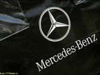 Лолготип Mercedes на ящике для перевозке двигателей. Сузука. Гран При Японии